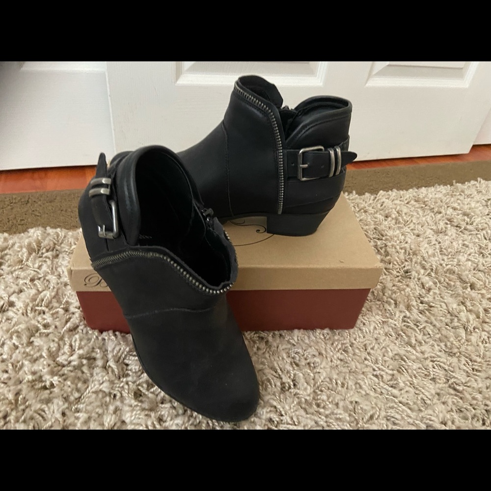 American Rag, almost new, fashion boot, comfortable